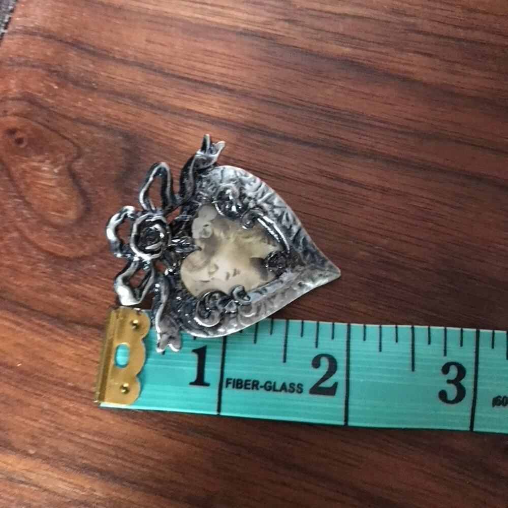 Victorian style heart pewter tone photo / portrait holder pin - Picture 4 of 9